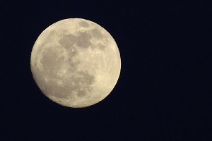 Störender Mond: Flutlicht am Himmel