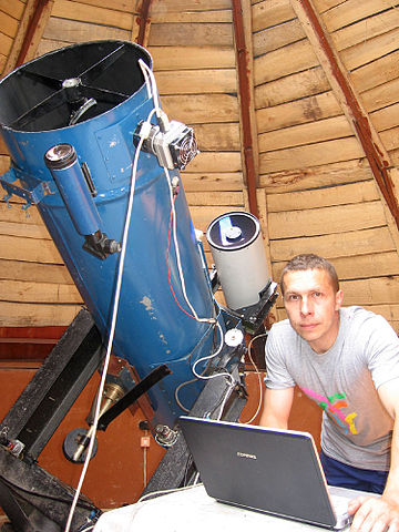 Witali Newski, einer der beiden Entdecker des Kometen ISON neben einem 30-cm-Teleskop